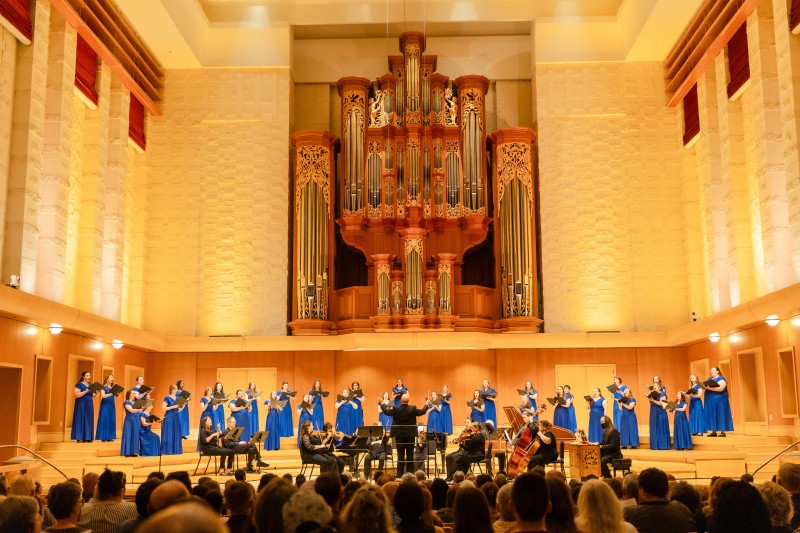 The Sonoro Women's Choir. Sonoro Women's Choir sings Vivaldi's Gloria at PLU's Lagerquist Hall, June 2025 (photo credit: Danielle Barnum Photography)